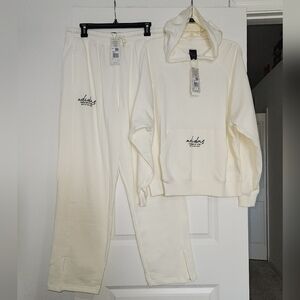 NWT Adidas Womens Signature Graphic Embroidery Sweatsuit, XL